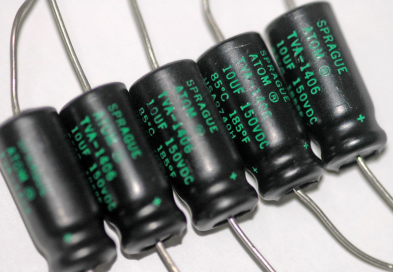 800px-Axial_electrolytic_capacitors.jpg
