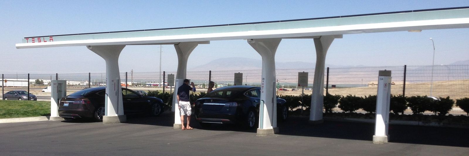 Tesla_charging_station_with_solar_collector_trimmed.jpeg.jpeg